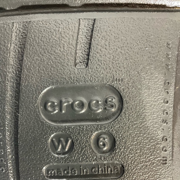 Crocs Women’s Black Flip Flops Padded Footbeds & In Between Toe Straps Size 6. - Picture 2 of 11